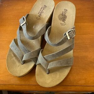 Wedge sandal with buckle detail